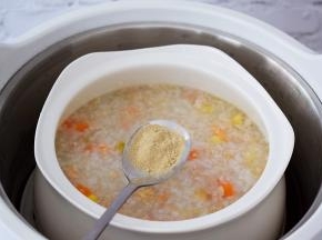 出锅前加入白胡椒粉