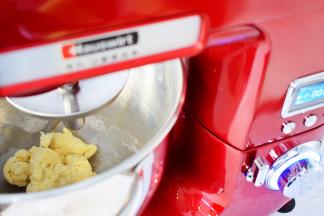 启动揉面程序，直至揉成光滑的面团，全程10分钟