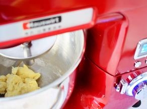 启动揉面程序，直至揉成光滑的面团，全程10分钟