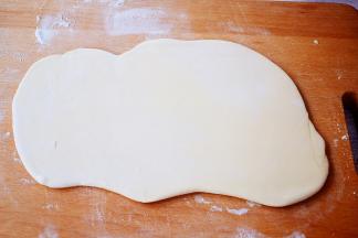 取出面团擀成4厘米厚的面片