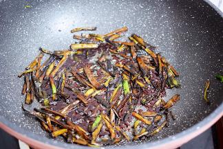 倒入刚才调好的酱汁，再次烧开时关火备用