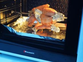 再放入预热好的海氏烤箱，选择烤鸡功能，这个功能含有转叉功能，上下火180度，时间为40分钟