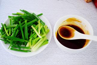 葱切葱段，把蚝1汤匙、味极鲜酱2汤匙、白糖放入碗中调成酱汁备用