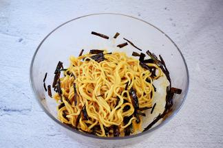 捞出过凉水后捞出放入葱油中拌匀即可食用