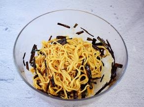 捞出过凉水后捞出放入葱油中拌匀即可食用