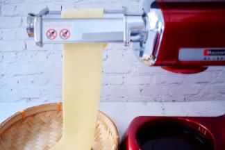 厨师机装上制面片配件，把面片放入压制几次