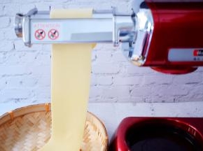 厨师机装上制面片配件，把面片放入压制几次