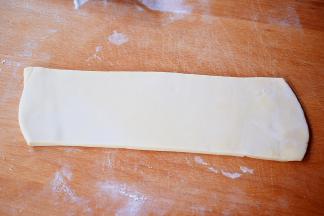 再切成宽约14厘米的面片，两面各撒上干粉备用