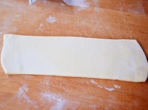 再切成宽约14厘米的面片，两面各撒上干粉备用