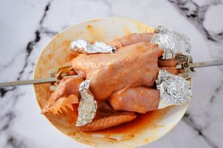 用锡纸将鸡翅尖、腿骨包好