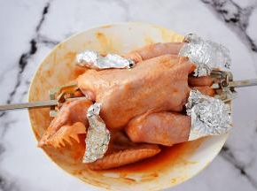 用锡纸将鸡翅尖、腿骨包好