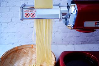 再把制面配件取下换成细面的配件，把面片放入压制成细面备用