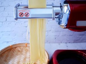 再把制面配件取下换成细面的配件，把面片放入压制成细面备用