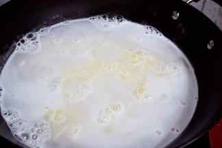 另起锅烧开水，放入刚好做好的面条煮熟