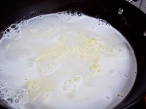 另起锅烧开水，放入刚好做好的面条煮熟