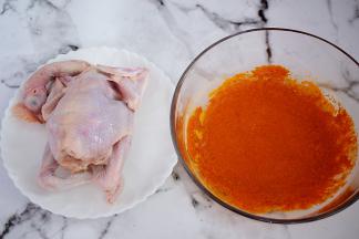 把三黄鸡清洗干净控干水分备用，奥尔良腌料加入30克纯净水拌匀