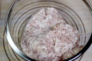 猪肉剁成泥