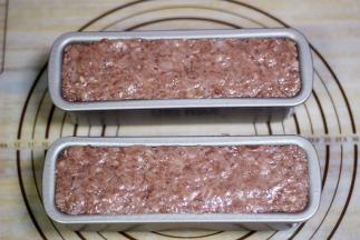 倒入模具，压实