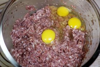 加入鸡蛋，搅拌均匀