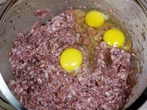 加入鸡蛋，搅拌均匀