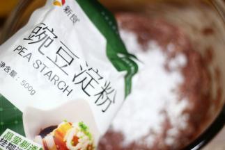 加入豌豆淀粉，搅拌均匀