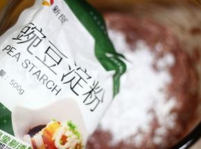 加入豌豆淀粉，搅拌均匀