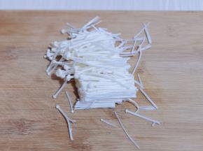 首先将金针菇去根，再从中间切断！