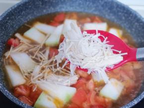 再加入洗干净的金针菇！