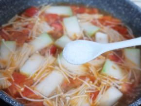 按个人口味加入盐，糖，大火6分钟即可！