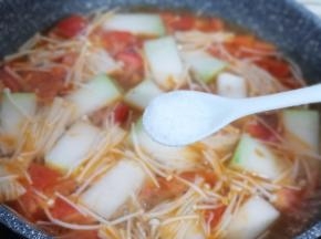 按个人口味加入盐，糖，大火6分钟即可！