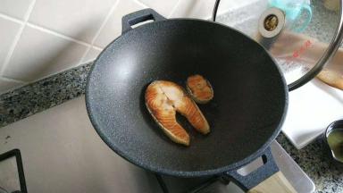 用中火两面各煎2分钟