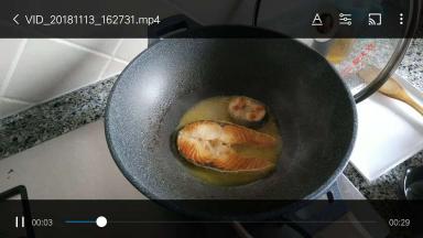 倒入橙汁和少量的清水，继续盖上锅盖，煮一会