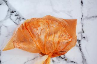 放入保鲜袋中，放入冰箱冷藏腌制一夜