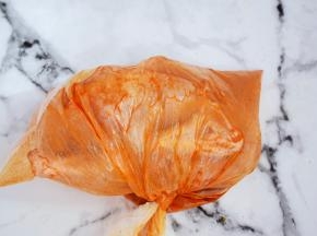 放入保鲜袋中，放入冰箱冷藏腌制一夜