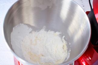 把鸡蛋、水、面粉放入厨师机中