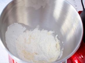 把鸡蛋、水、面粉放入厨师机中