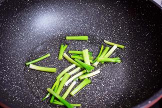 锅中倒入食用油烧热，放入葱白翻炒至变成焦黄色