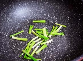 锅中倒入食用油烧热，放入葱白翻炒至变成焦黄色