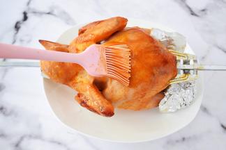 烤至20分钟时取出再刷一遍蜜汁腌料