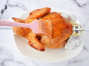 烤至20分钟时取出再刷一遍蜜汁腌料