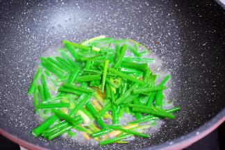 再放入葱青翻炒至变成焦黄色