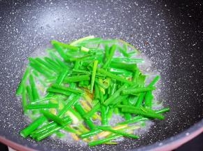 再放入葱青翻炒至变成焦黄色