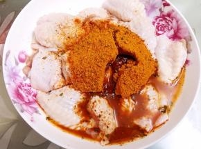 加入少许纯净水抓匀