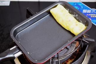 从一边慢慢卷起