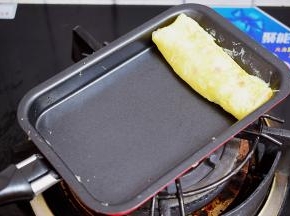 从一边慢慢卷起