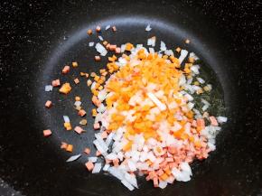 加入洋葱，火腿肠，胡萝卜丁翻炒