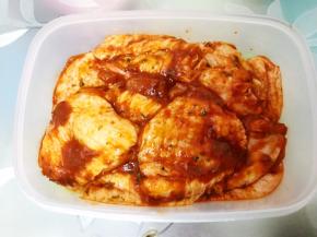 装入保鲜盒里冷藏腌制几个小时