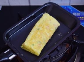 从另一边慢慢卷回来，依次这样，直至鸡蛋液用完，最后双面各煎一下定型，即可出锅切块食用