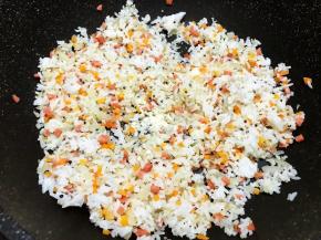 加入盐和鸡粉调味