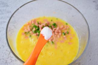 再加入少许盐，搅拌均匀备用